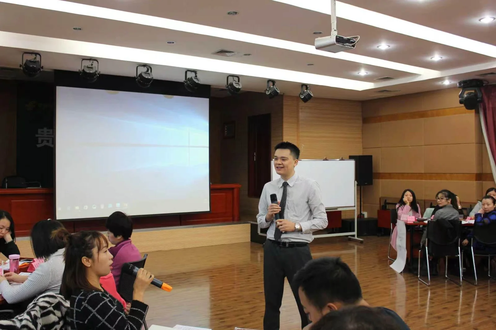 潘岩老师与学员互动